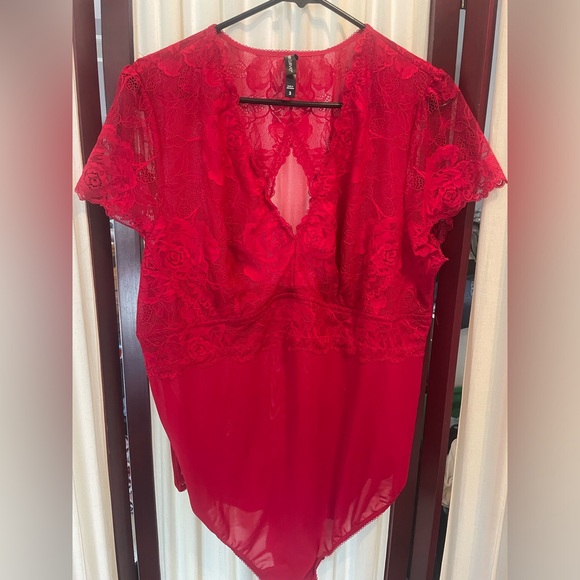 Torrid curve 3 brick red Floral Lace Short Sleeve Bodysuit - Picture 4 of 4